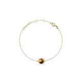Bracciale Audrey con ciondolo bombato in occhio di tigre naturale, impreziosito da una cornice di zirconi bianchi. Realizzato in acciaio inossidabile con placcatura oro, è dotato di chiusura a moschettone regolabile.