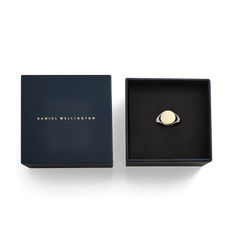 Classic Signet Ring Gold in an elegant Daniel Wellington gift box with a simple, polished design.
