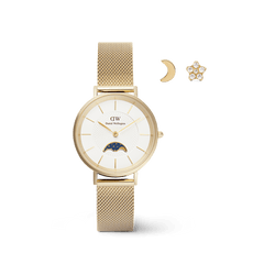 Reloj dorado con correa de malla milanesa, esfera blanca con fase lunar y pendientes de luna y estrella dorados del conjunto Moon and Stars Set Gold sobre fondo blanco.