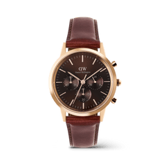 Reloj cronógrafo Iconic Chronograph St Mawes Amber RG con esfera ámbar, caja de oro rosa de 42 mm y correa de piel napa marrón sobre fondo blanco.