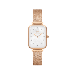Rectangular ladies' watch in rose gold with a white mother-of-pearl dial, sparkling crystal indices and a finely textured pressed piano link bracelet.