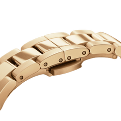 Close-up view of the gold-coloured stainless steel link bracelet of the Daniel Wellington Iconic Link women's watch with polished PVD coating.