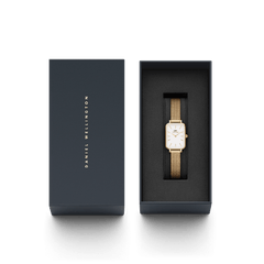 The Quadro Pressed Evergold ladies' watch with gold-coloured mesh strap is presented in an elegant, dark blue Daniel Wellington gift box.