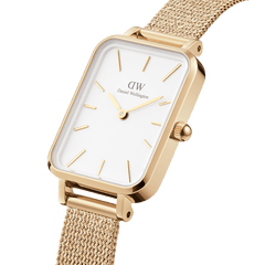 Close-up view of the Quadro Pressed Evergold ladies' watch with a rectangular, gold-coloured stainless steel case, white dial and fine mesh strap.